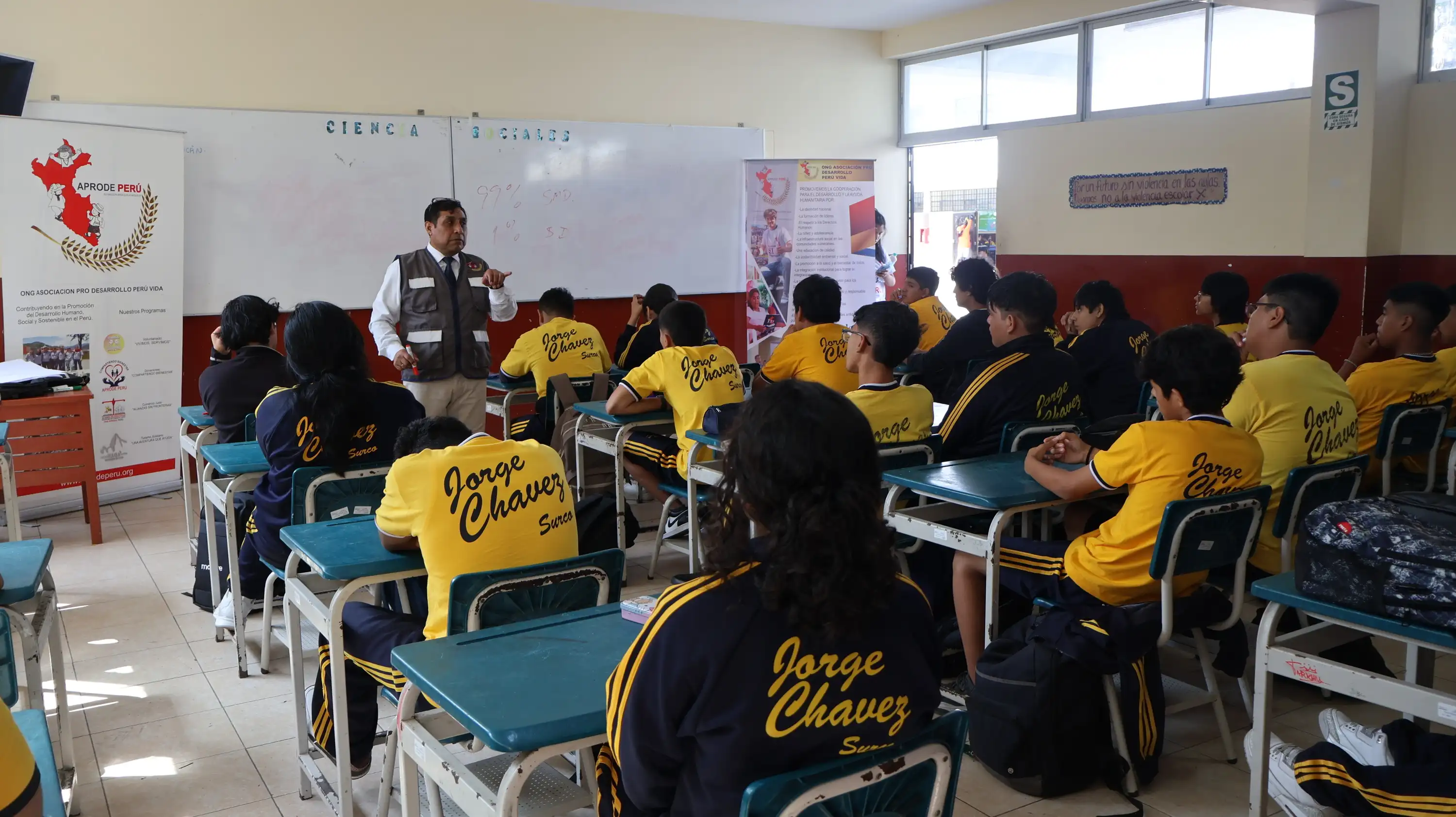 APRODE PERÚ DESARROLLÓ IMPORTANTE CLASE DE IMPACTO SOCIAL EN BENEFICIO DE LOS ESTUDIANTES DEL NIVEL SECUNDARIO DE LA I.E. N° 6044 JORGE CHAVEZ DEL DISTRITO DE SANTIAGO DE SURCO
