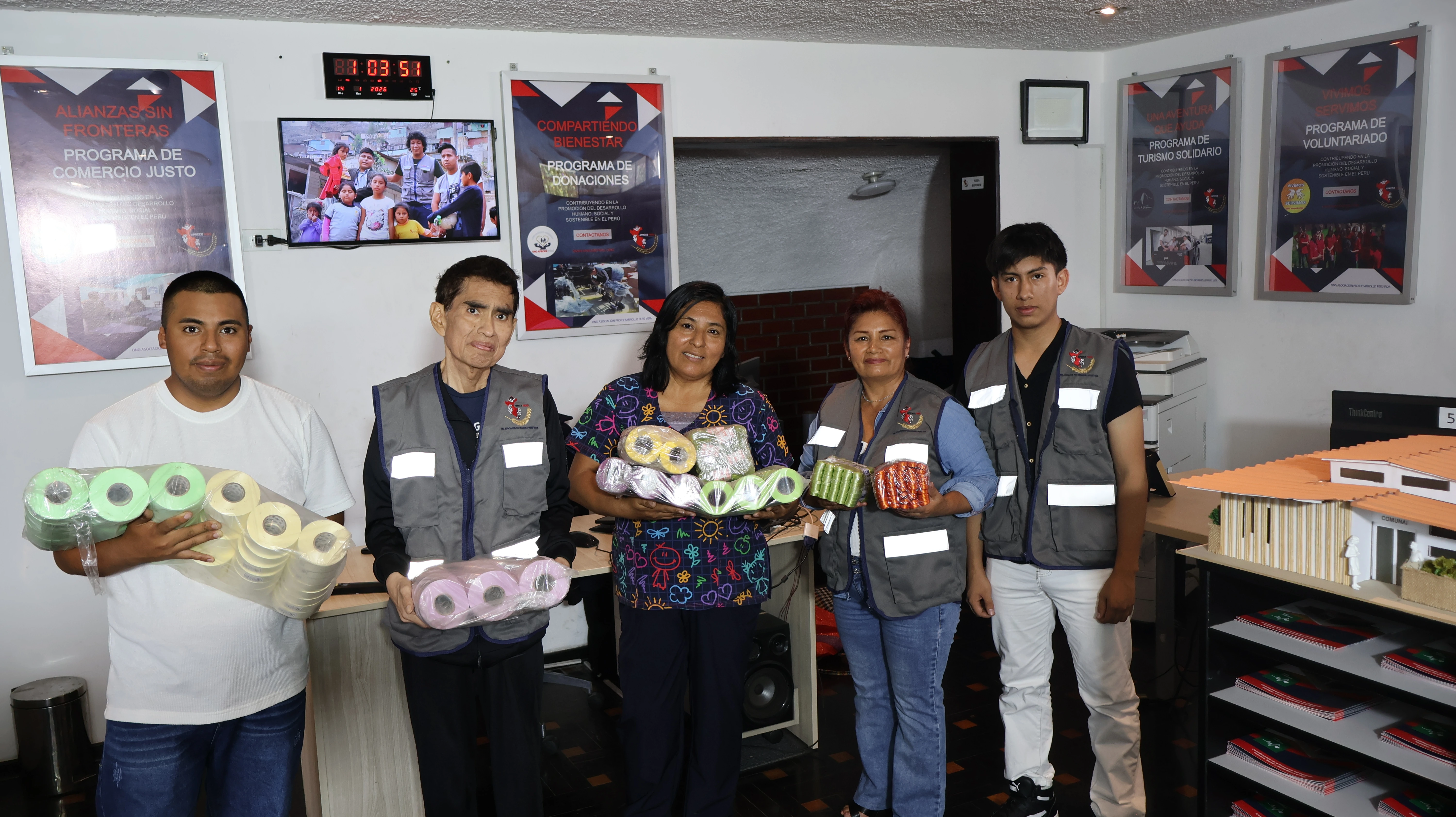 APRODE PERÚ REALIZA DONACIÓN DE CINTAS SATINADAS Y CINTAS AL AGUA DE LA FABRICA MARSAR S.R.L A LA ONG MARÍA DE LOS ANGELES PARA DESARROLLO DE TALLERES SOCIALES.